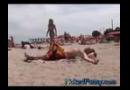 Skrytá kamera - chlápek pohoršující na pláži
