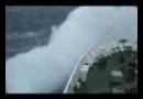 Loď projíždí obrovskou bouří - 14 metrové vlny