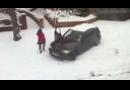 Žena s autem na sněhu - dokoukejte do konce :)