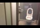Průhledné dveře na záchodcích?