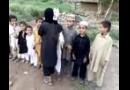 Šokující hra afghánských dětí na sebevražedný útok