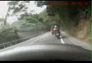 Šílená situace na silnici - předjíždějící auto srazí motorkáře
